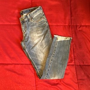 Skinny jeans with frayed hem